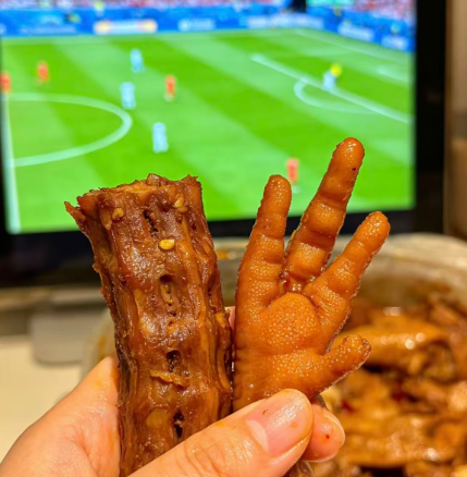 世界杯观赛狂欢！鸭脖、卤味、即食小龙虾虽解馋，食品安全更要守住底线